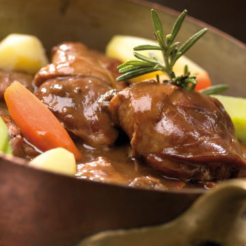 Le Coq au Vin de Cahors Mijoté aux Cèpes